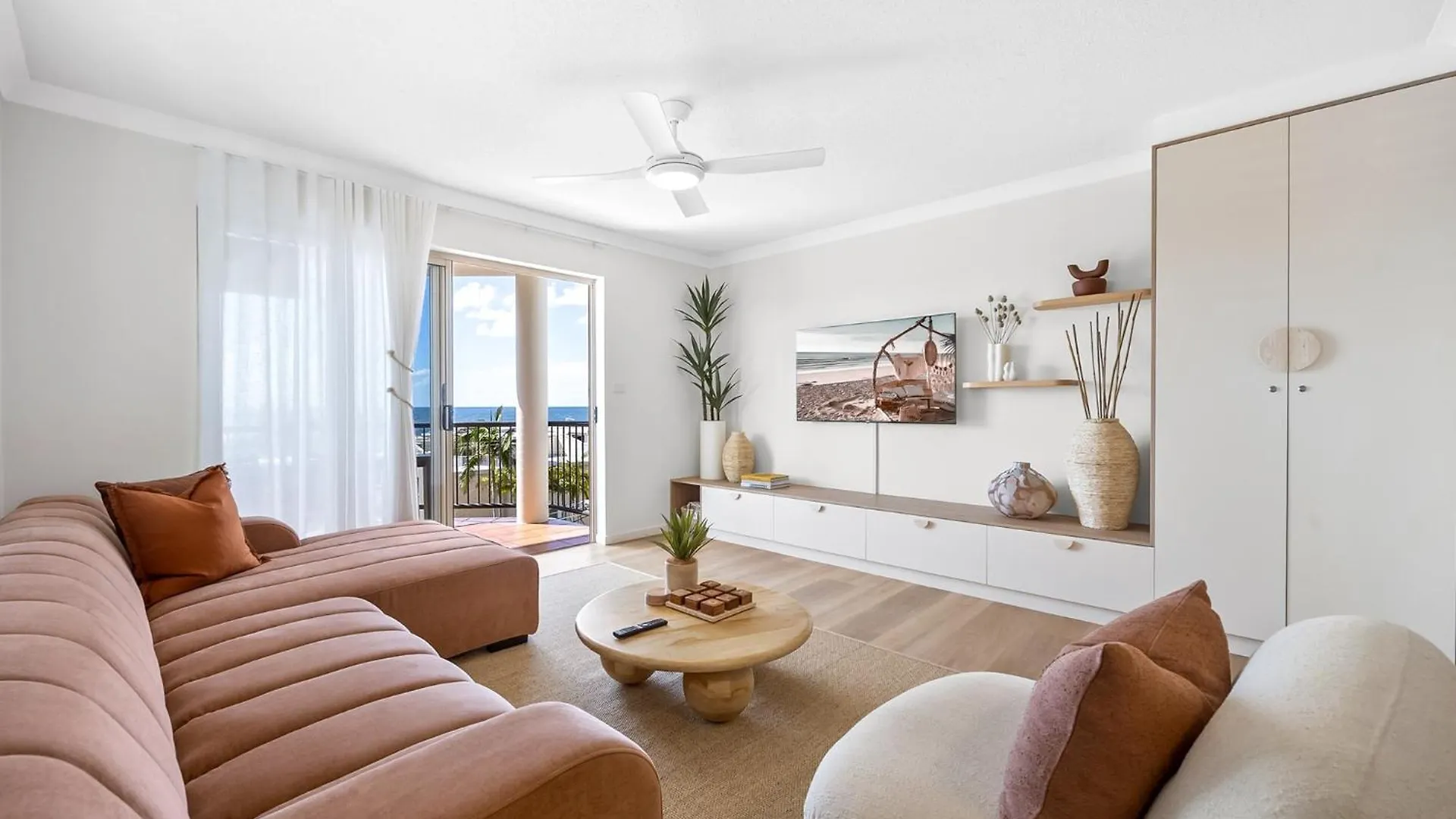 Bright 2-Bed Apartment With Stunning Ocean Views Caloundra Australien
