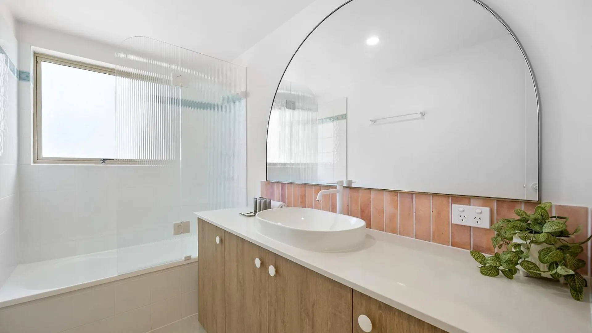 Bright 2-Bed Apartment With Stunning Ocean Views Caloundra 0*,
