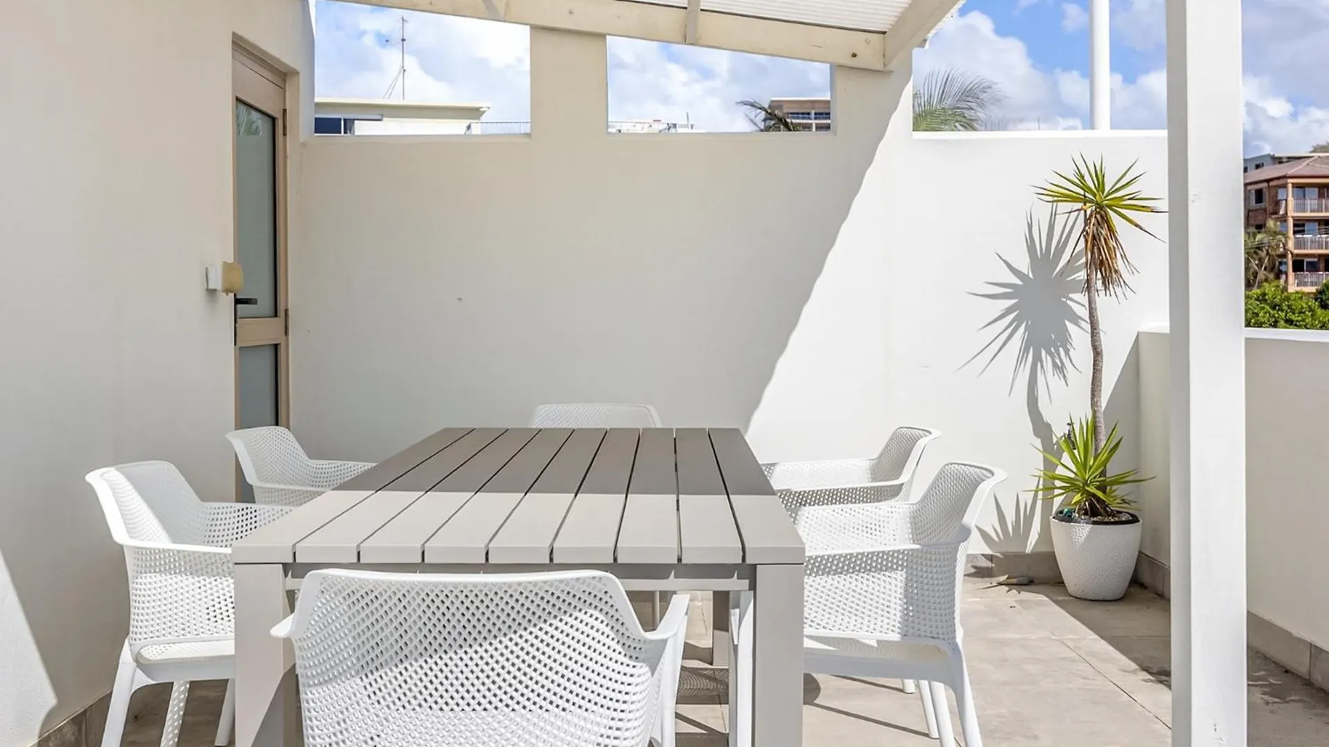 Bright 2-Bed Apartment With Stunning Ocean Views Caloundra